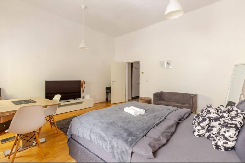 Apartment Stylish Modern Entire