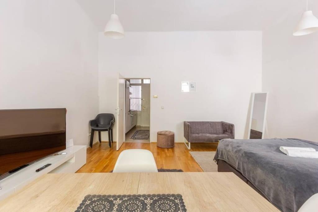 Apartment Stylish Modern Entire
